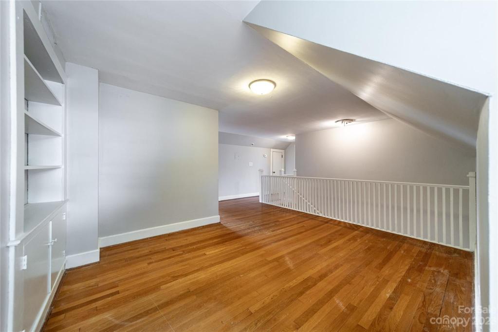 Nice Upstairs Loft with built ins