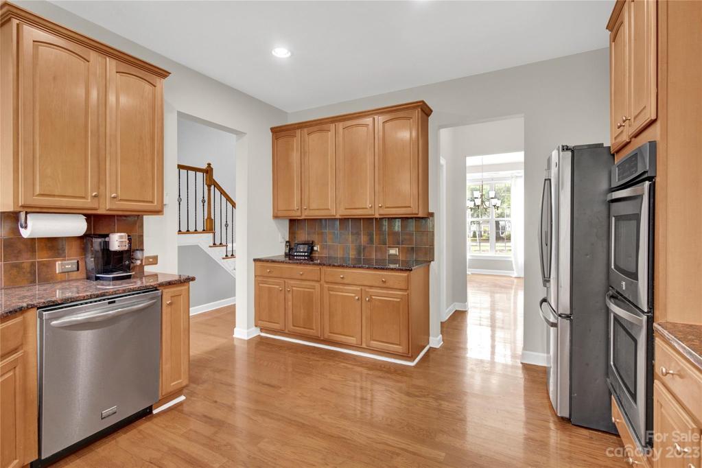 kitchen w/double oven