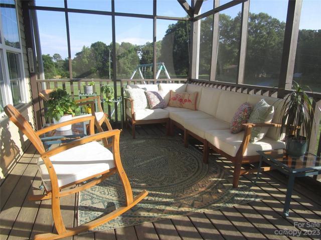 Screened-in backporch