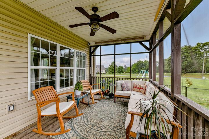 Screened-in backporch