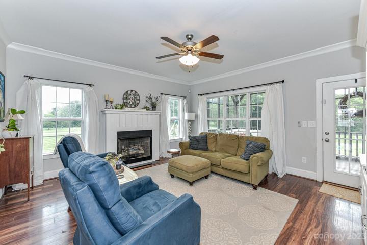 Family room w/fireplace