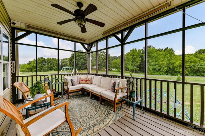 Screened-in backporch