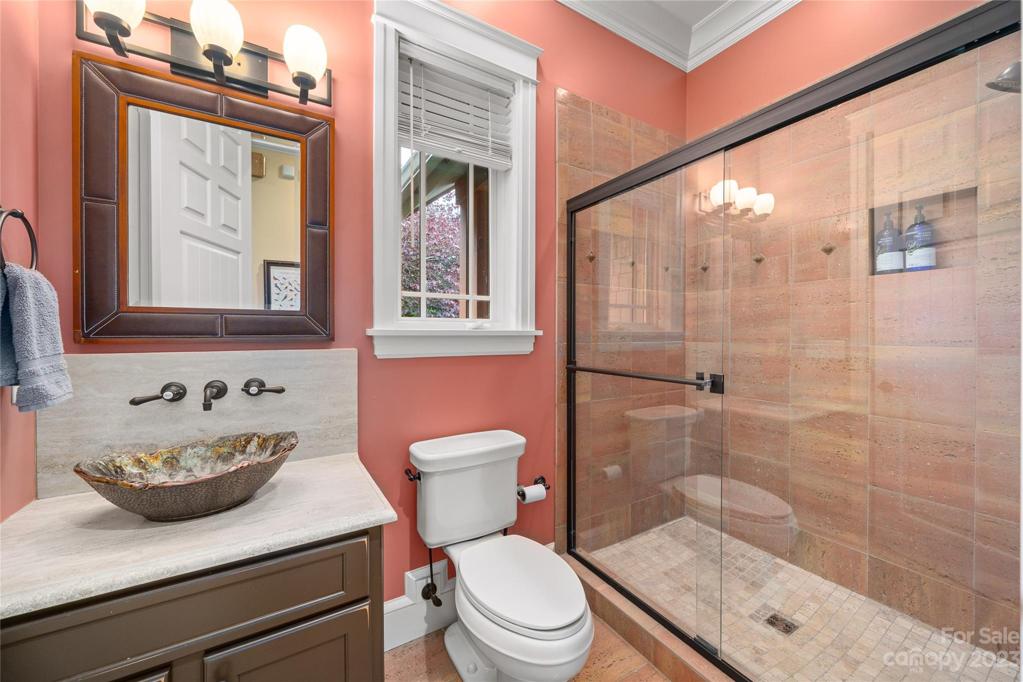 Main level full guest bath