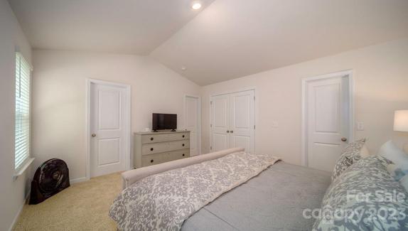 PHOTOS REPRESENTATIVE