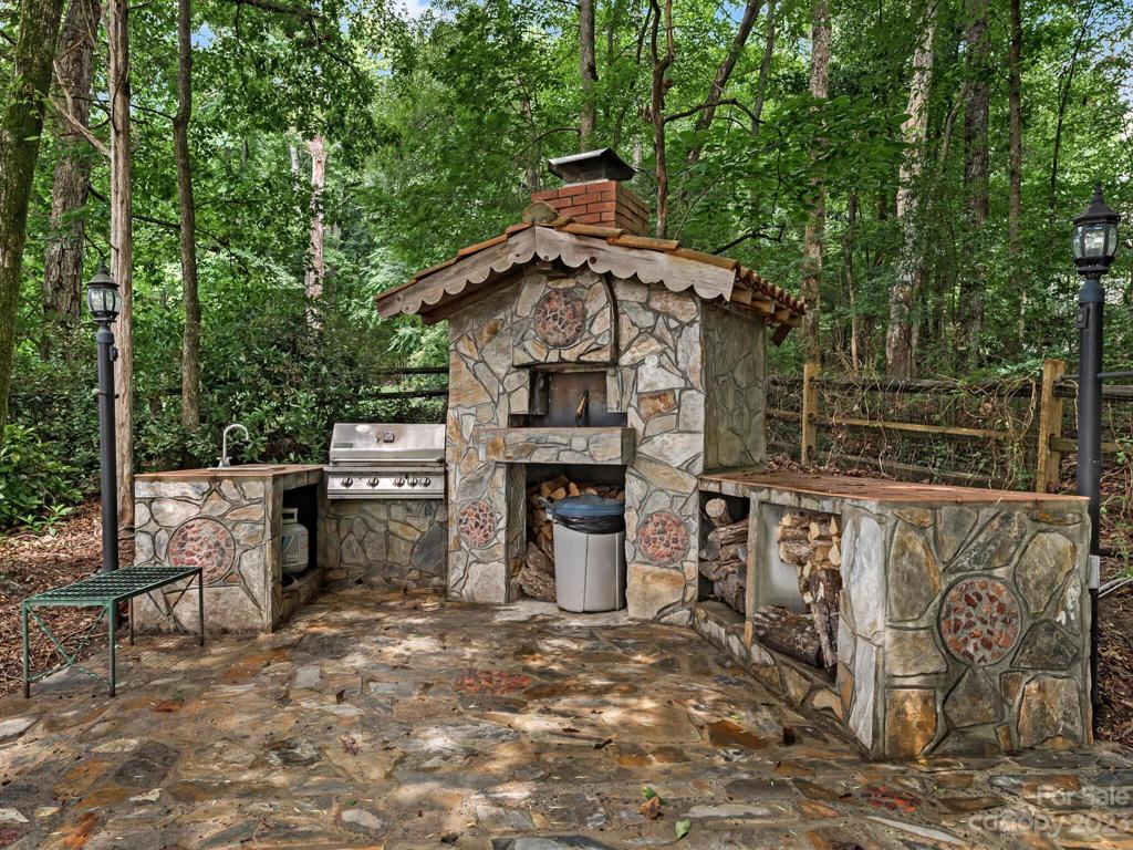 Outdoor Kitchen and Custom Built Pizza Oven