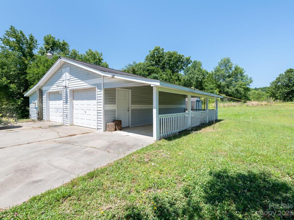 Detached 2-car garage and storage area with electrical - great workshop