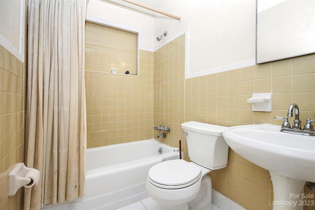 Clean well maintain hall bath