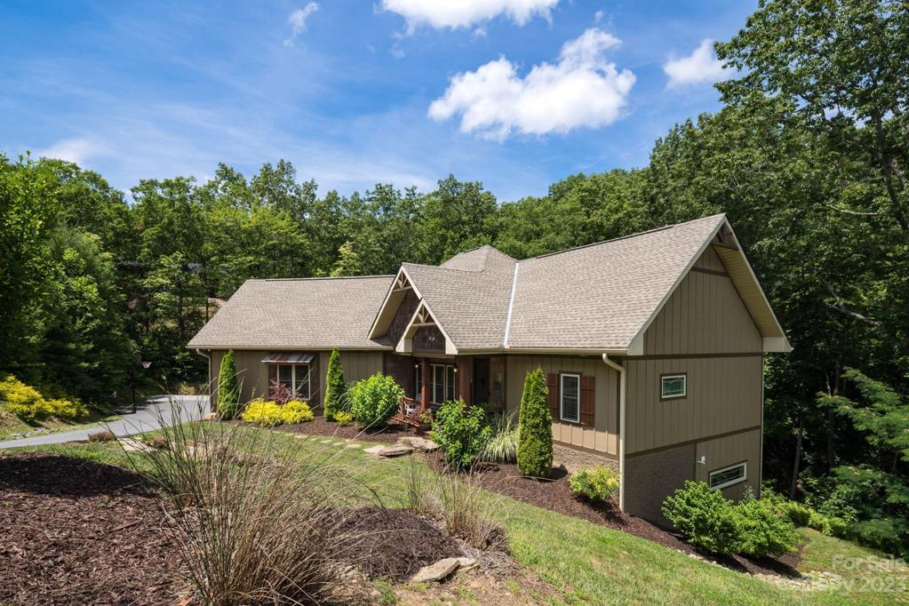 Beautiful contemporary located 10 - 15 miles from Asheville
