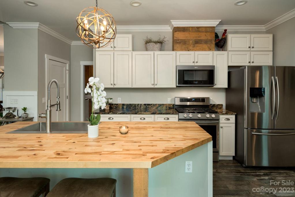 Spacious chef's kitchen