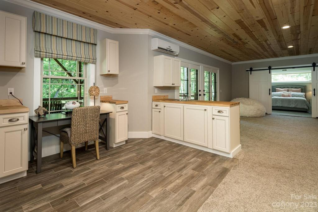 Wet bar / kitchenette