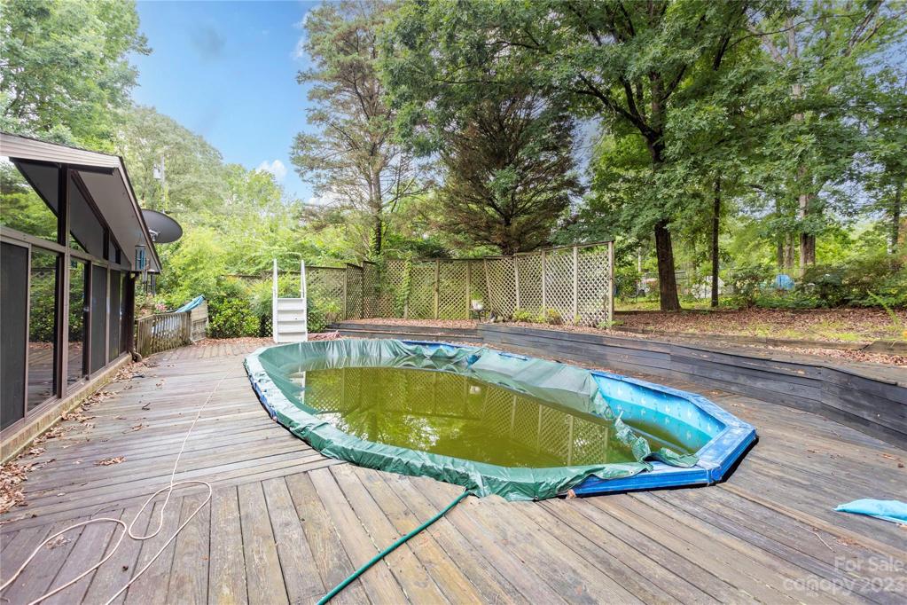 Above ground, Deck photo