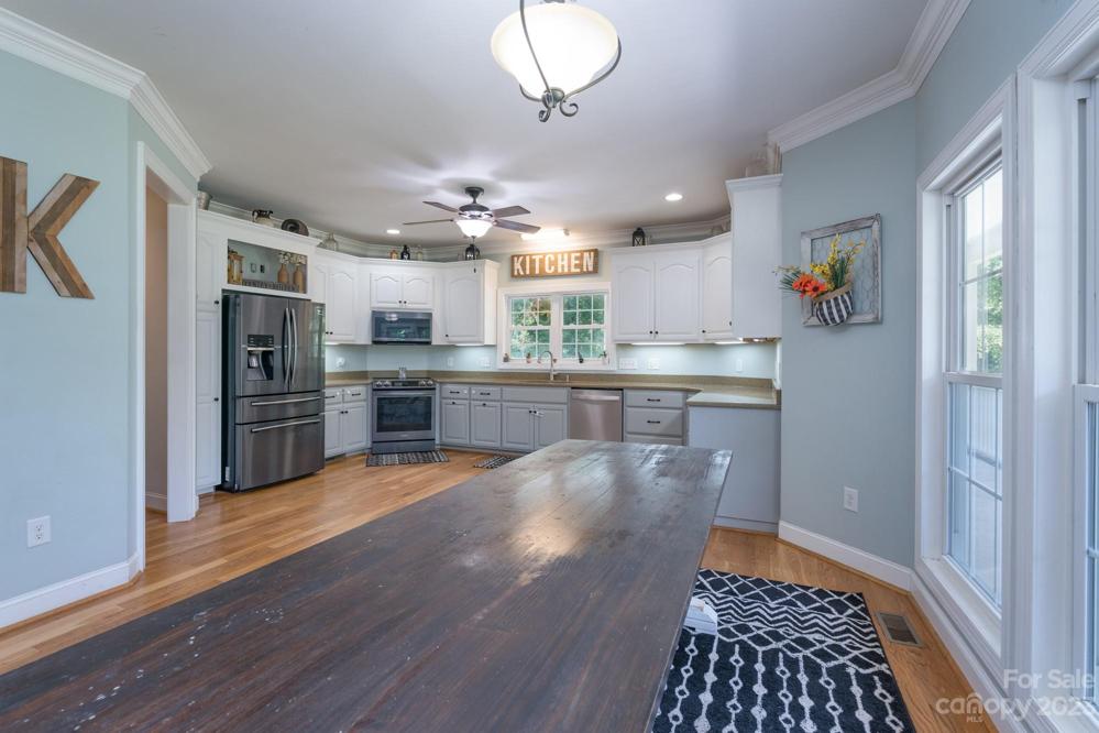 Spacious kitchen with lots of cupboard space