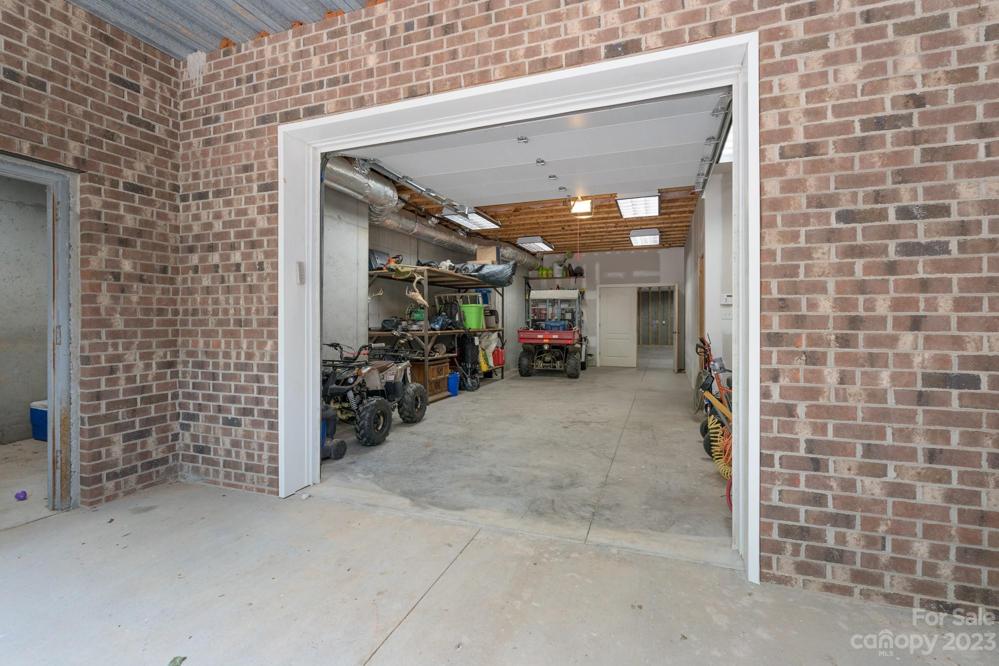 covered entry way to 3rd garage
