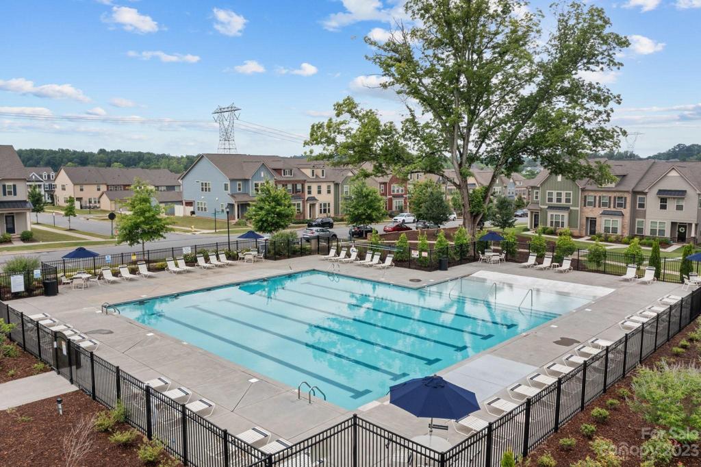 Gorgeous pool and cabana! Can you imagine yourself here!?