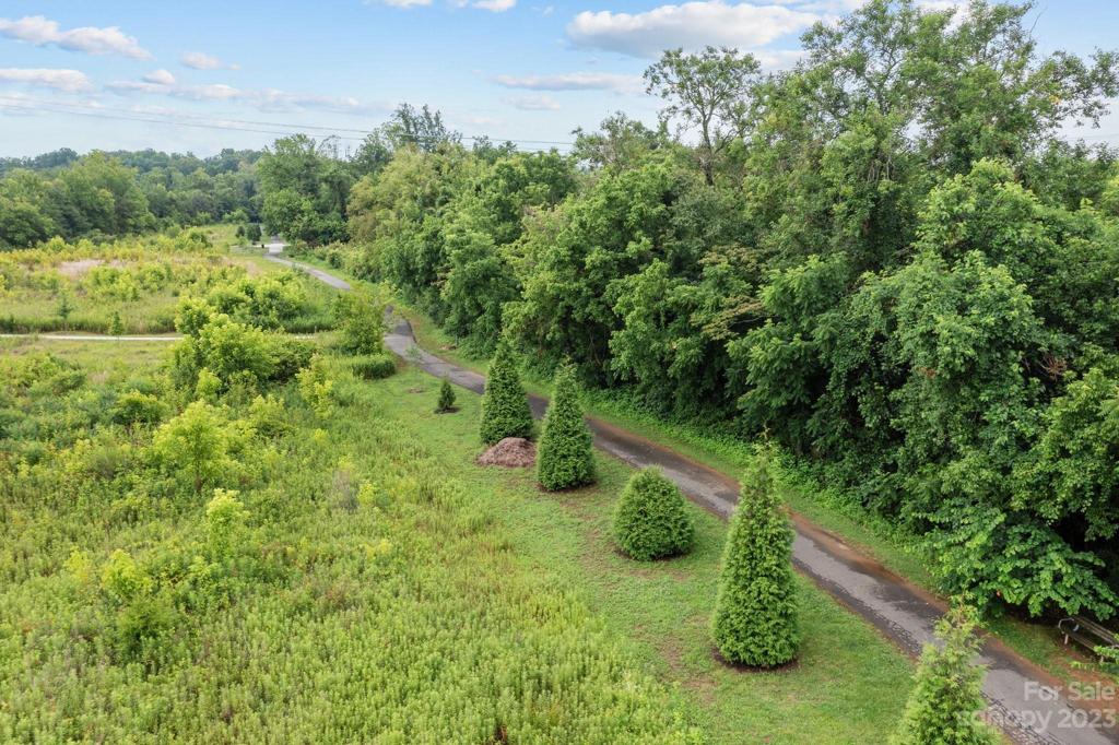 Community walkways lead directly to the DAVIDSON Greenway!  Feel the stress dissolve while you enjoy your time in the fresh air and nature.