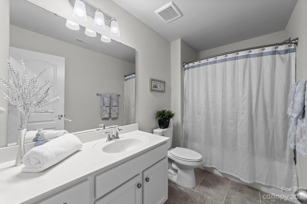 Upstairs Full Bath off the Front Bedrooms/flex rooms for easy access.