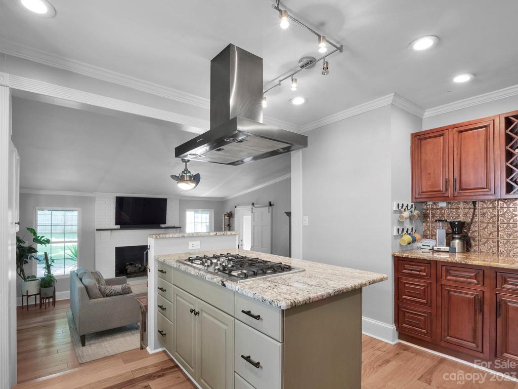 Gas cooktop with overhead vent