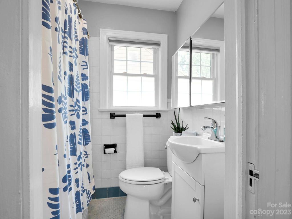 Secondary full bath