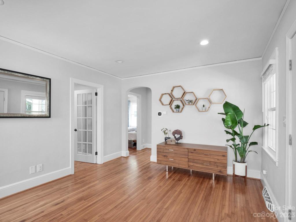 Room can be used for dining area or reading area