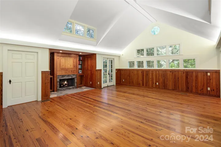 Large space for meetings or convert to living space