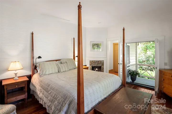 Bedroom  with porch - Babbling creek runs past the porch.