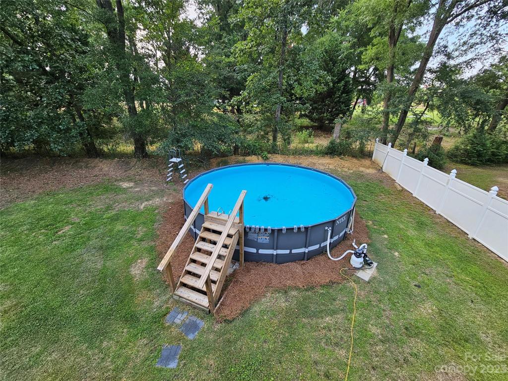 Above ground pool