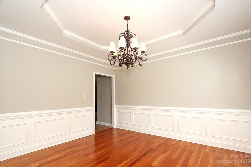 Formal Dining Room w/Tray Ceiling. Crown Molding. Custom Wainscoting.