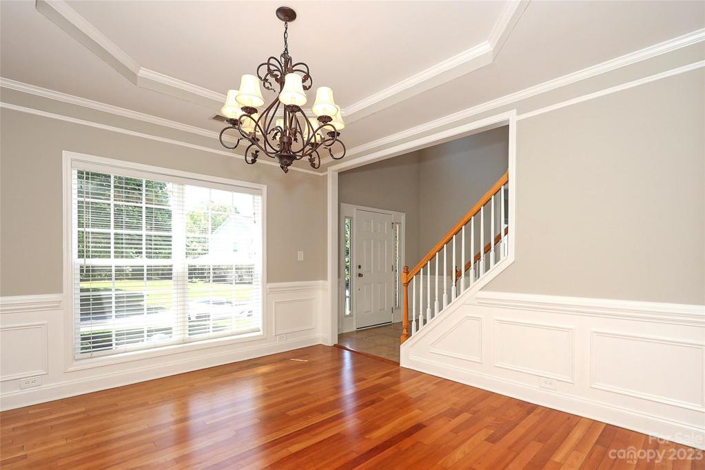 Formal Dining Room w/Tray Ceiling. Custom Wainscoting.