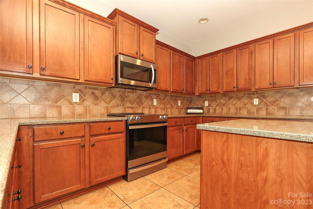 Gourmet Kitchen, granite countertops, w/Island, Custom Backsplash,SS Appliances, Butlers Pantry.