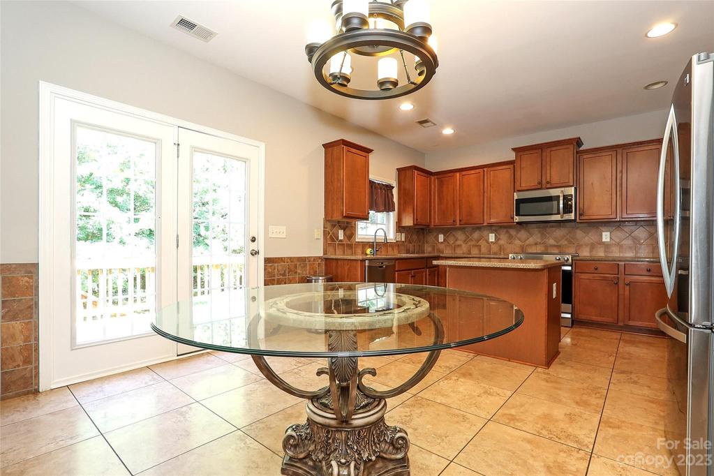 Gourmet Kitchen, granite countertops, w/Island, Custom Backsplash,SS Appliances, Butlers Pantry.