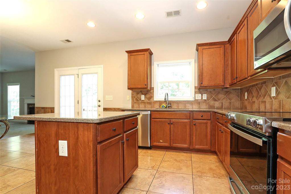 Gourmet Kitchen, granite countertops, w/Island, Custom Backsplash,SS Appliances, Butlers Pantry.