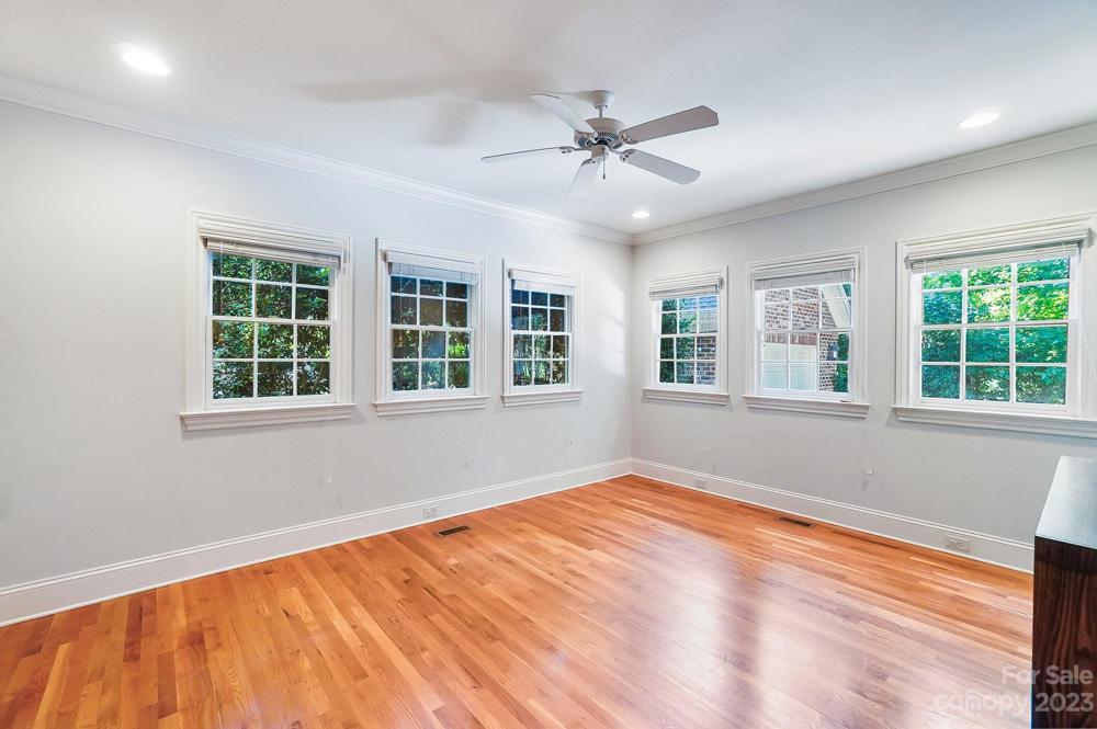 Bonus/flex space on main floor