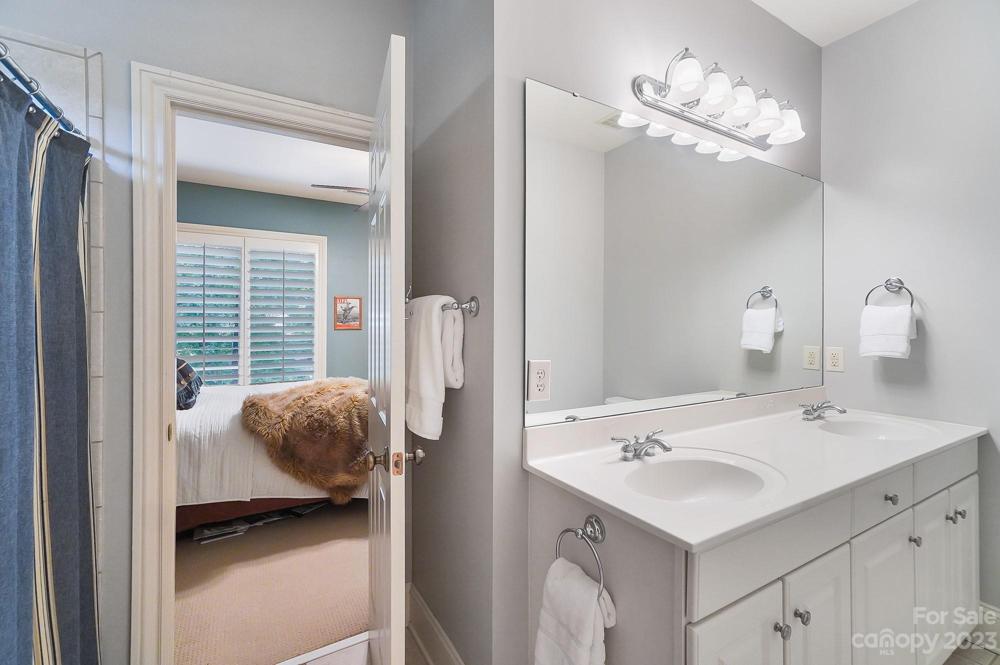 Shared bathroom for Bedrooms 2 and 3