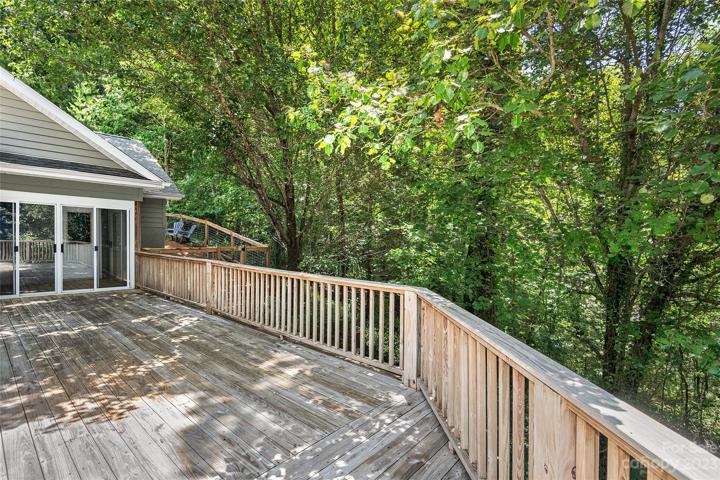 Side deck with enclosed porch
