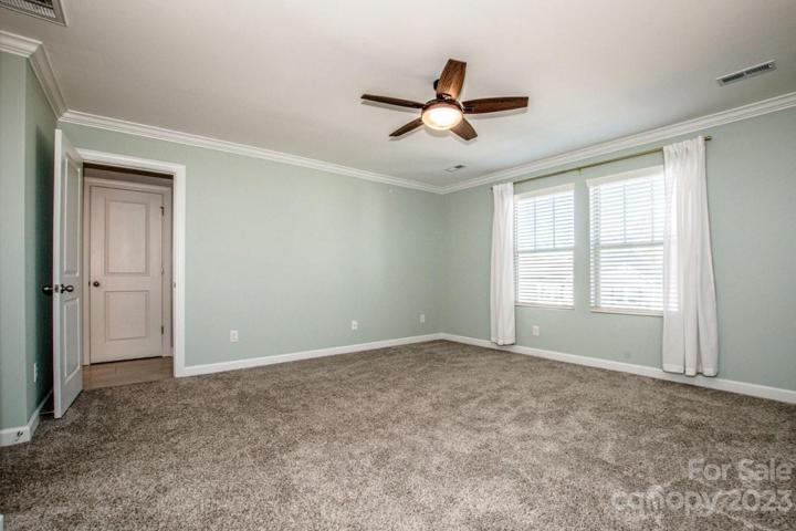 Great primary bedroom, wonderful walk in closet, ceiling fan