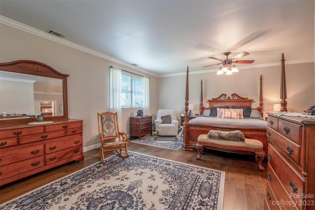 Now this is a Master Bedroom!!