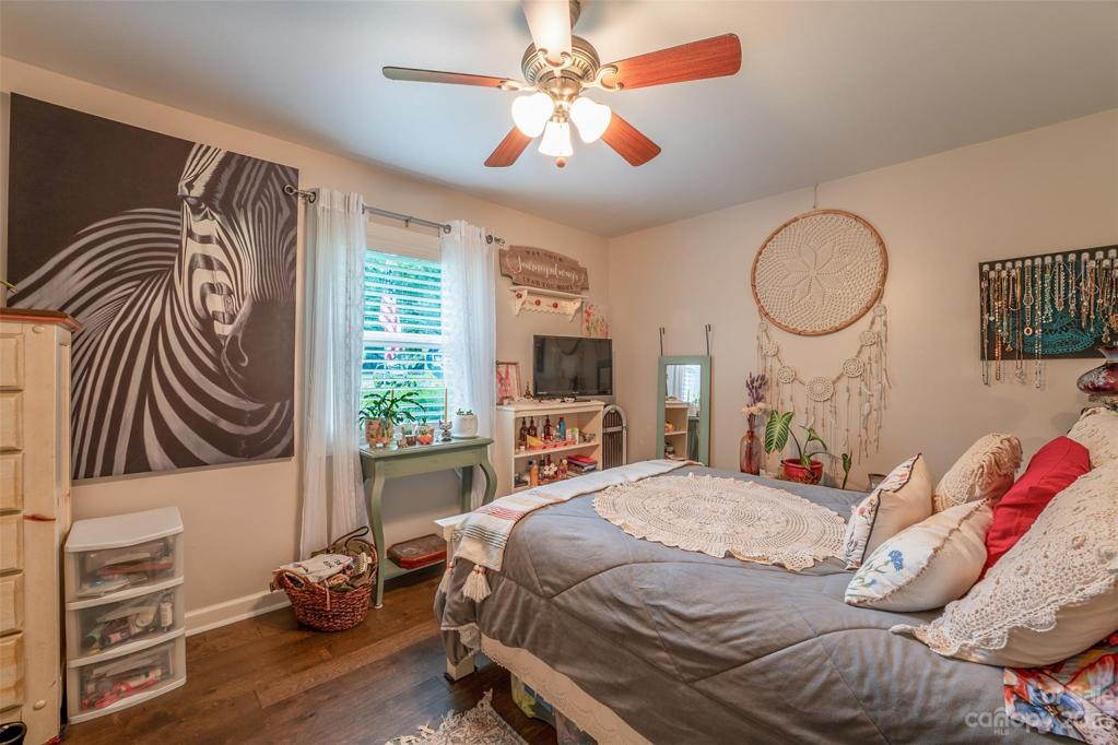 Beautiful front yard view - bed 3