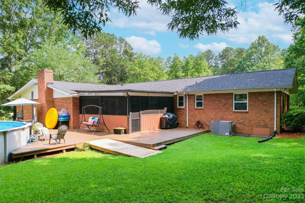 Yes, the grass is real - really well taken care of!