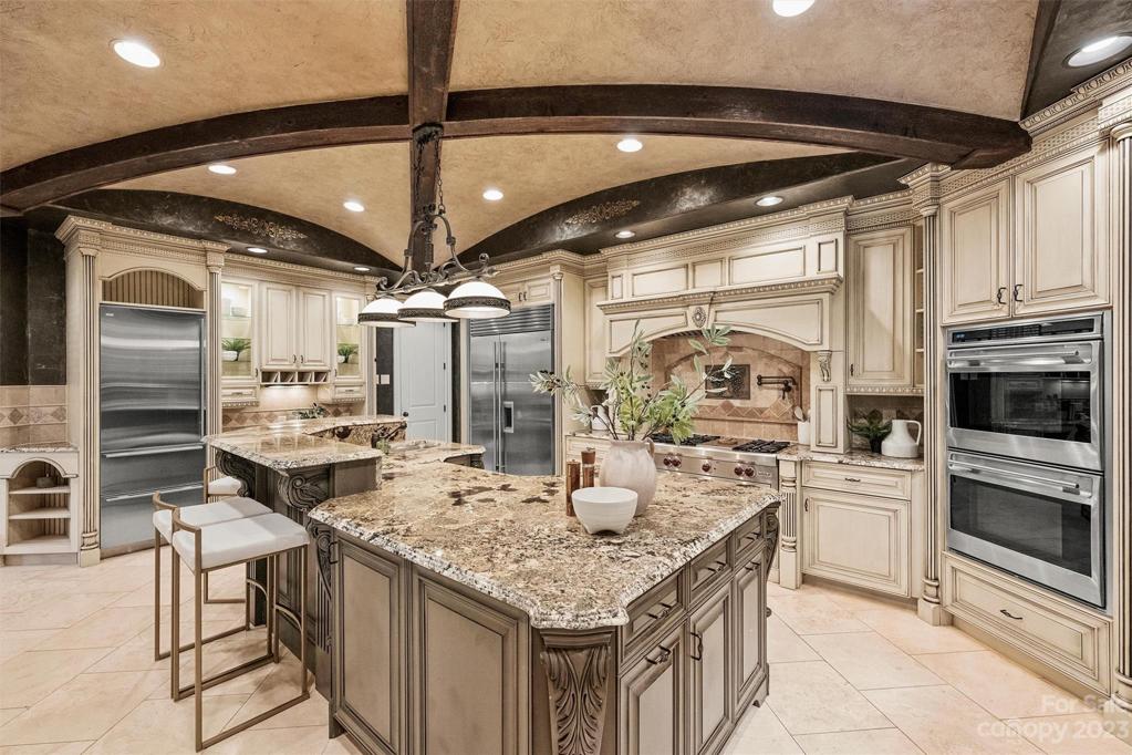 Island and breakfast bar