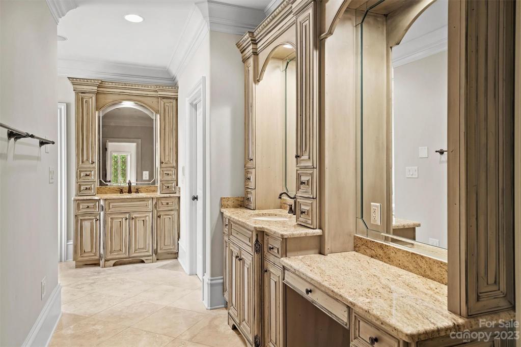 Upper level primary bath