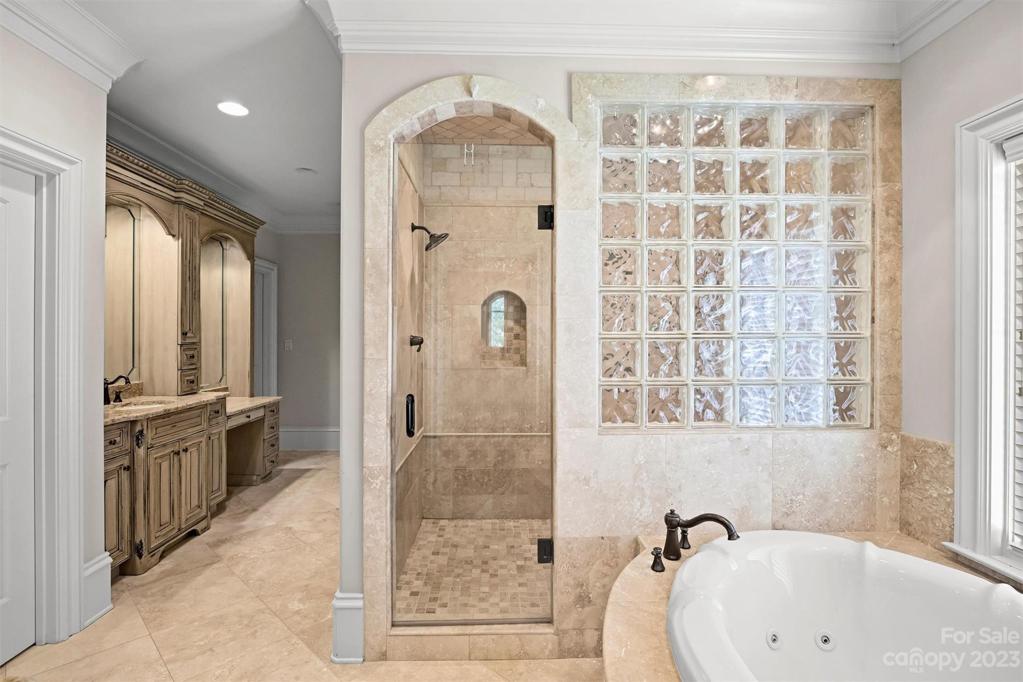 Upper level primary bath