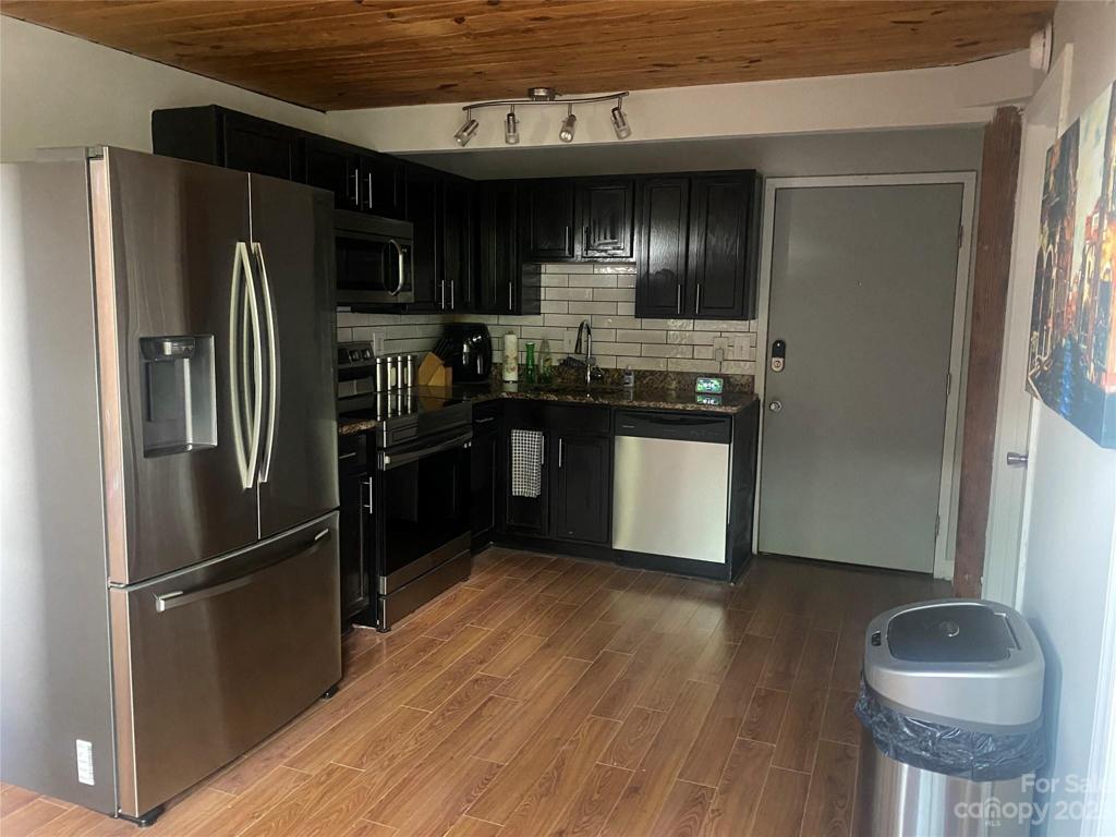 Kitchen w/ stainless steel appliances.