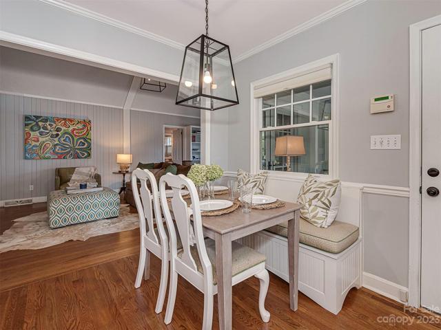 Breakfast Area with built-in banquette!