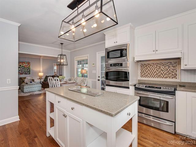 Kitchen with two ovens!