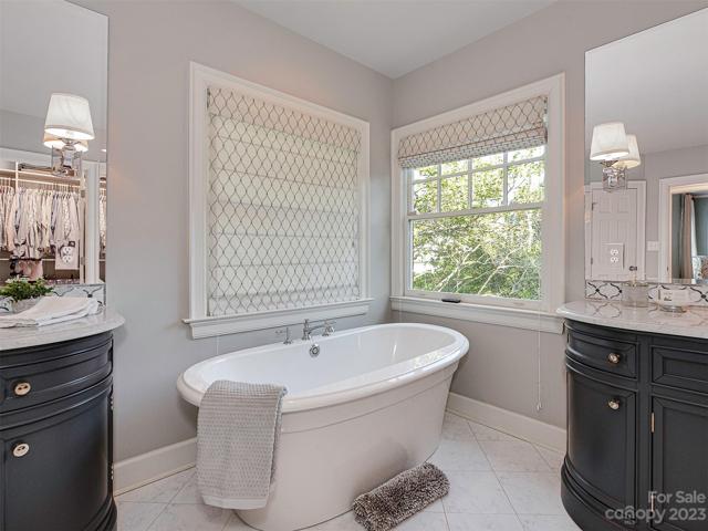 Soaker tub!