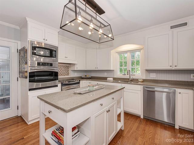 Kitchen with island!