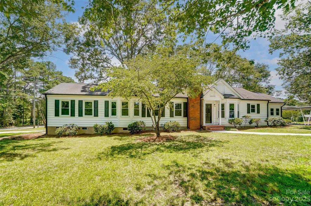 This sprawling ranch has so much space to offer!