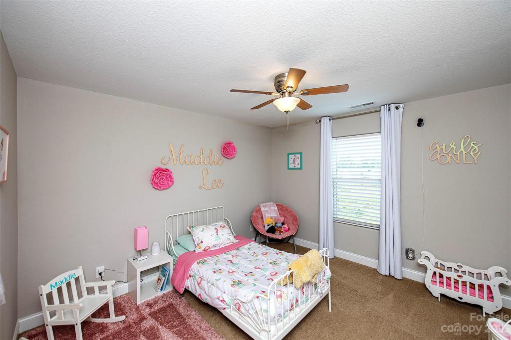 One of two identically decorated "twin bedrooms" upstairs
