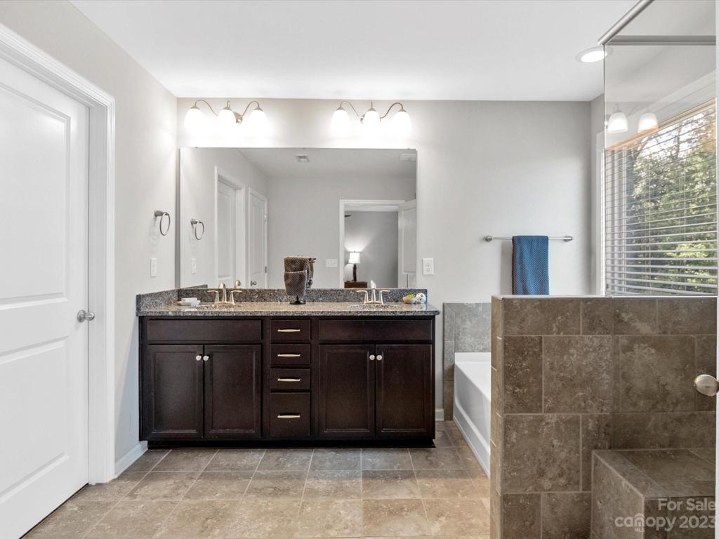 Primary Bathroom en suite