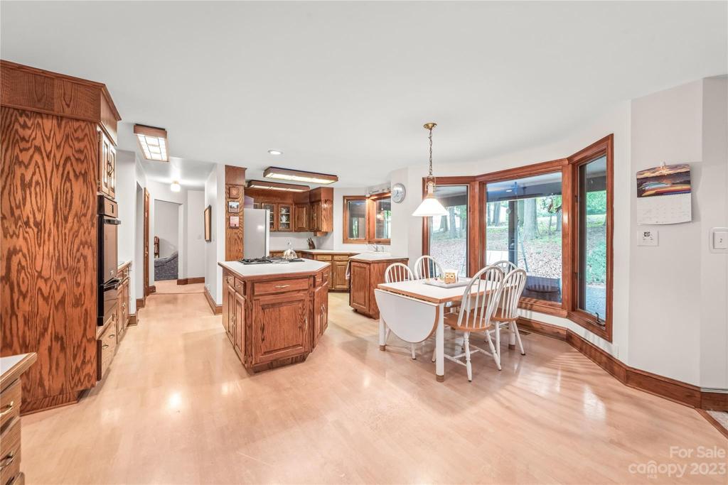 Large kitchen with Island and Breakfast area